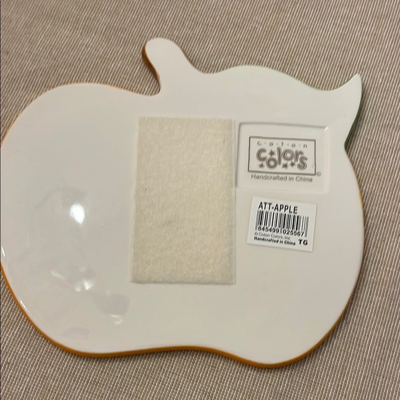 Coton Colors Red Apple Plate with Green Leaf Back-To-School - Picture 2 of 2